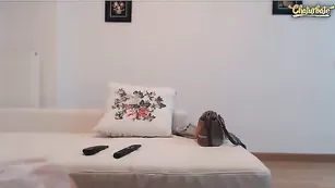 Смазливая малышка 1california1 показывает аппетитное тело