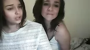 Смазливые бабы Wearethebestinthissite лижут сосочки