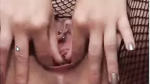 Пошлая штучка BlondiCat растягивает вагинальную дырку