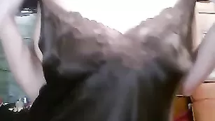 Жаркая брюнетка Uknk отсасывает член парню