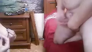 Жаркая брюнетка Uknk отсасывает член парню