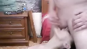 Жаркая брюнетка Uknk отсасывает член парню