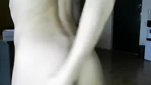 Голая блондинка Anjelika0007 наминает дойки