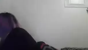 Смазливая куколка Whipmebabe нежно дрочит пизду