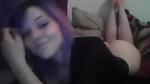 Смазливая куколка Whipmebabe нежно дрочит пизду