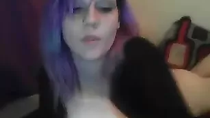 Смазливая куколка Whipmebabe нежно дрочит пизду