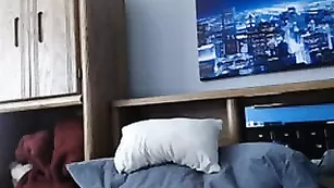 Импозантная телочка SultrySnow мастурбирует секс игрушками