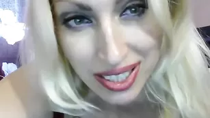 Озорная блонда Irinchi нежно ласкает бритую вагину