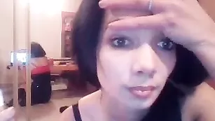 Красивая брюнетка Gagadoudou показывает большие сиськи