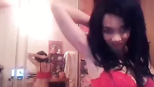 Красивая брюнетка Gagadoudou показывает большие сиськи