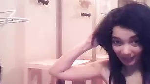 Красивая брюнетка Gagadoudou показывает большие сиськи