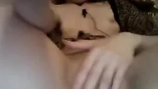 Фееричная шлюха Lilisexy14 ласкает пилотку пальчиками