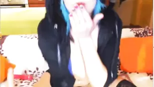 Привлекательная крошка Evvygold трахается с дилдо