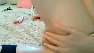 Резвая брюнетка pollipolina тискает пилотку пальчиками