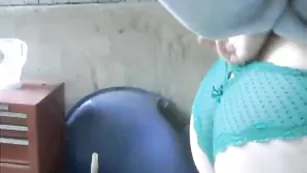 Кокетливая бестия Leiloo420 возбуждает классной попкой