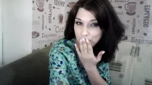 Жаркая брюнеточка Russypussy141 показывает свой член