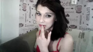 Жаркая брюнеточка Russypussy141 показывает свой член