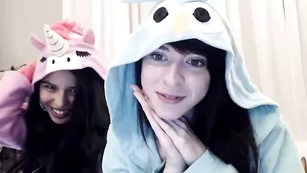 Похотливые сучки Karaste занимаются мастурбацией