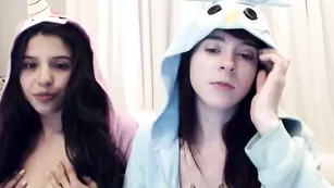 Похотливые сучки Karaste занимаются мастурбацией