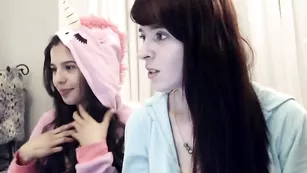 Похотливые сучки Karaste занимаются мастурбацией