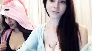 Похотливые сучки Karaste занимаются мастурбацией