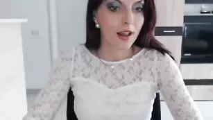 Чарующая курва Sandrahorny показывает нижнее белье