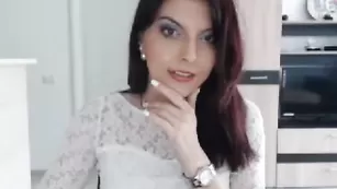 Чарующая курва Sandrahorny показывает нижнее белье