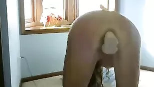 Жаркая сучка LilRosieDoll мастурбирует секс игрушкой