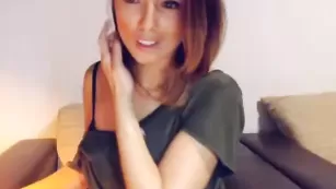 Аппетитная крошка Dominiqueeee мнет упругие ягодицы