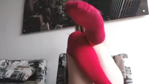 Горячая сучка CuteMellany пальчиками теребит пизду