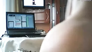 Sweetbeatris устроила показ дрочки своей короткостриженой пещерки крупным планом