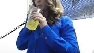 Блаженная путана KatsAtease обнажается в офисе