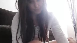 Строптивая шалава Kitty_jolie нежно мастурбирует киску