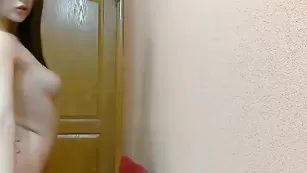 Удивительная стерва Sashkaa22 потрахивает сочные дырки