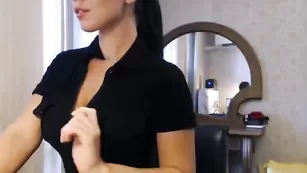 Аппетитная краля Mashulya29 снимает черные трусики