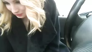 Блондинка Fressia мастурбирует в машине