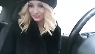 Блондинка Fressia мастурбирует в машине