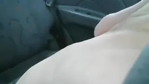 Блондинка Fressia мастурбирует в машине