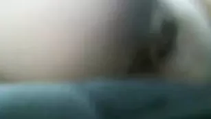 Блондинка Fressia мастурбирует в машине