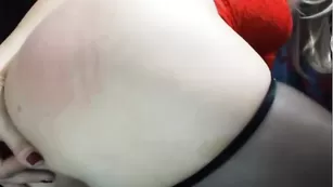 Смазливая шмарина K_o_k_e_t_t_e_69 шлепает себя по булочке