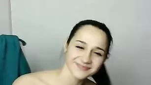 Темноволосая сучка Dorress обнажает сексуальное тело