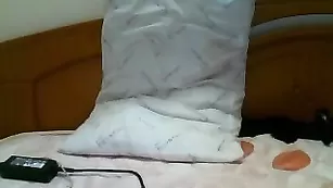 Жаркая кобыла HotSexy_Hana ласкает пизду через трусики