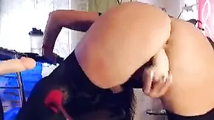 Брюнетка Kobra трахает себя