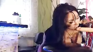 Брюнетка Kobra трахает себя