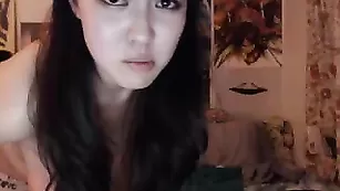 Обаятельная брюнетка Zilla_x трахается с двумя секс игрушками