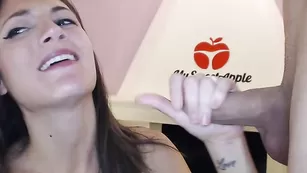 Нежная сучка Mysweetapple сосет пенис и трахается