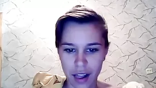 Приятная девка Semicvetik23 мило обнажает свое тело