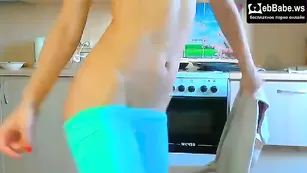 Плоскодонка Sofia01 обсасывает секс игрушку