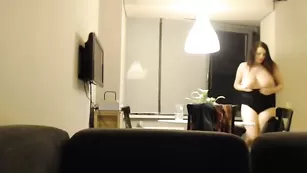 Желанная стерва Kriisrus отсасывает пенис хлопцу