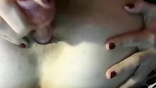 Черноволосая малышка Flirtygirlyy мастурбирует обе дырки